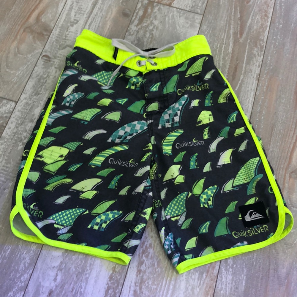 Quiksilver boardshorts size 5
